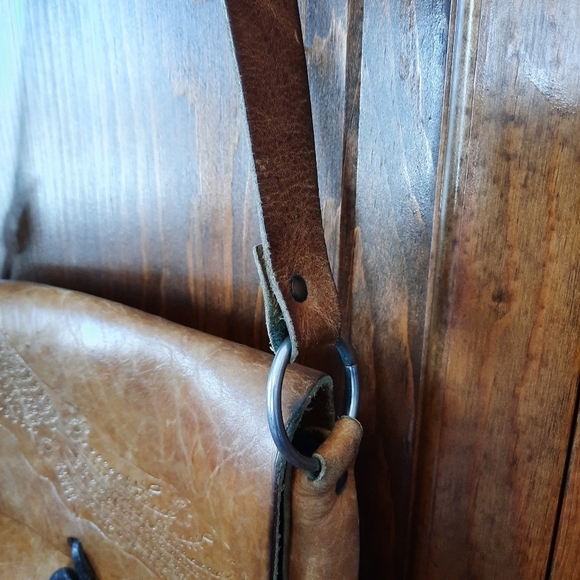 Vintage handcrafted boho tan brown leather floral stamped crossbody bag - Picture 3 of 11